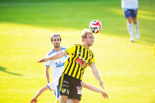 IFK Hässleholms Victor Holmberg nickduellerar i matchen i DM mellan IFK Hässleholm och IFK Simrishamn, i Hässleholm 14 augusti 2023.