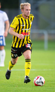 IFK Hässleholms Victor Holmberg i matchen i DM mellan IFK Hässleholm och IFK Simrishamn, i Hässleholm 14 augusti 2023.