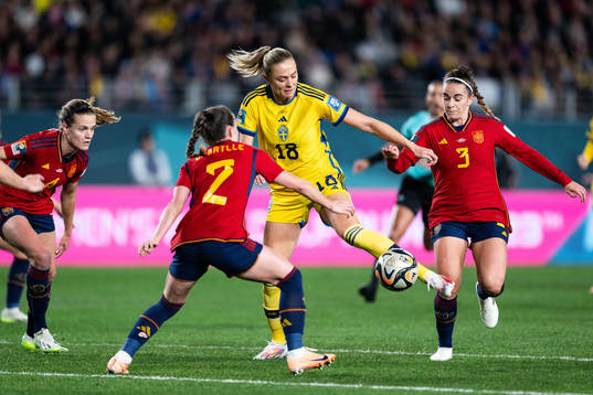 Ona Batlle and Teresa Abelleira of Spain against Fridolina