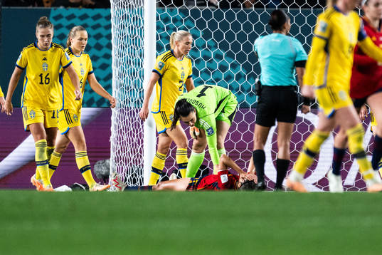 Goalkeeper Zecira Musovic of Sweden and Alba Redondo of