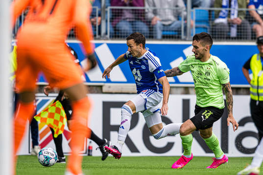 Martin Linnes of Molde and René Joensen of Klaksvik
