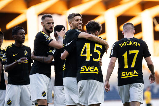 AIKs Taha Ayari jublar med Anton Salétros efter 0-2