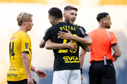 AIKs Ioannis Pittas jublar med Anton Salétros efter 0-1