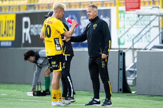 Elfsborgs U17 tränare Tony Lundqvist diskuterar med Leo