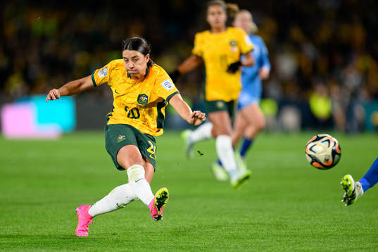 Sam Kerr of Australia scores 1-1