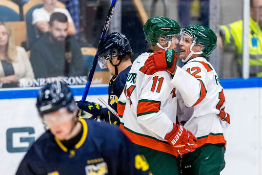 Frölundas Erik Borg och Max Friberg jublar