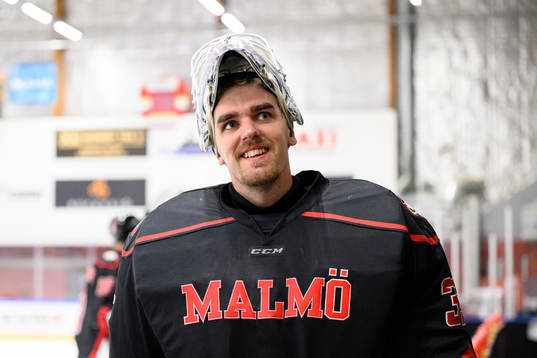 Malmö Redhawks målvakt Adam Werner jublar
