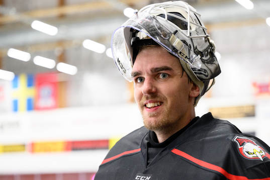 Malmö Redhawks målvakt Adam Werner jublar