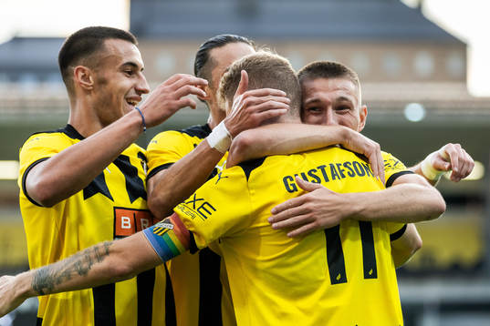 Samuel Gustafson of Häcken celebrates with team