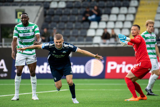 Utsiktens Lucas Hedlund jublar efter 1-0