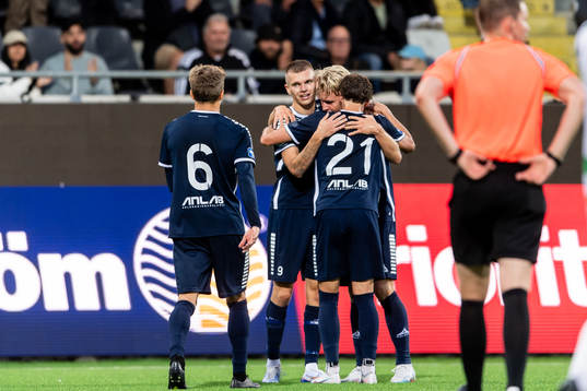 Utsiktens Lucas Hedlund jublar ihop med lagkamrater