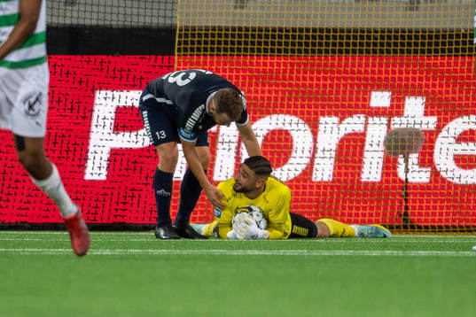 Utsiktens Erik Gunnarsson och målvakt Elias Hadaya