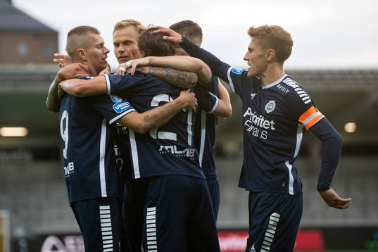 Utsiktens spelare jublar med målskytten Lucas Hedlund