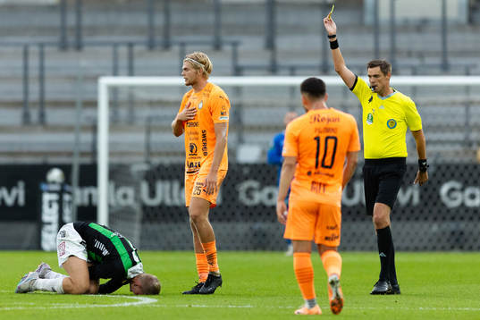 AFC Eskilstunas Mattis Adolfsson får ett gult kort av domare Magnus Lindgren