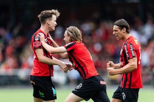 Brommapojkarnas Alexander Johansson jublar med Oscar Pettersson och Kevin Ackermann efter 2-0