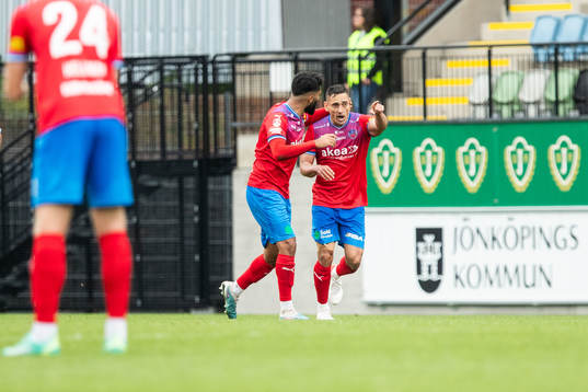 Helsingborgs Amin Al-Hamawi och Cole Alexander jublar