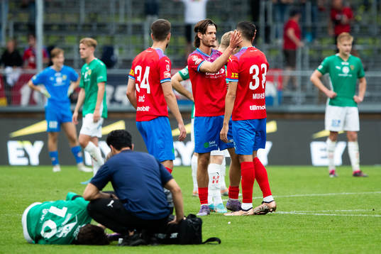 Helsingborgs Wilhelm Loeper och Amar Muhsin jublar efter 1-2 och Jönköpings Södras Robin Book får vård