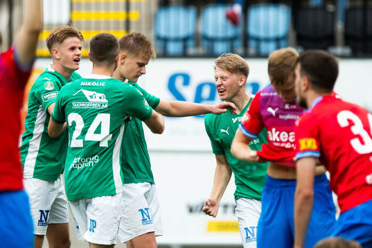 +Jönköpings Södras Arvid Eriksson jublar med lagkamrater