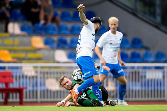 Varbergs Niklas Dahlström och Värnamos Marco Bustos