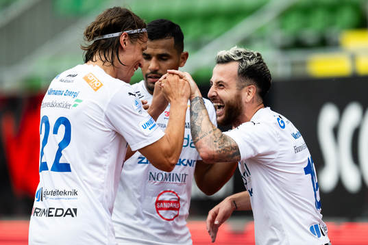 Värnamos Marco Bustos jublar med lagkamrater