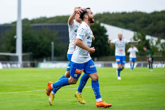 Värnamos Viktor Bergh och Värnamos Marco Bustos jublar