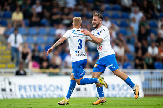 Värnamos Viktor Bergh och Marco Bustos jublar
