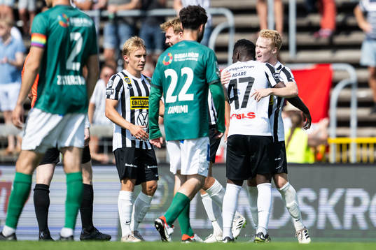 Landskronas David Edvardsson och Kofi Asare jublar efter 1-0