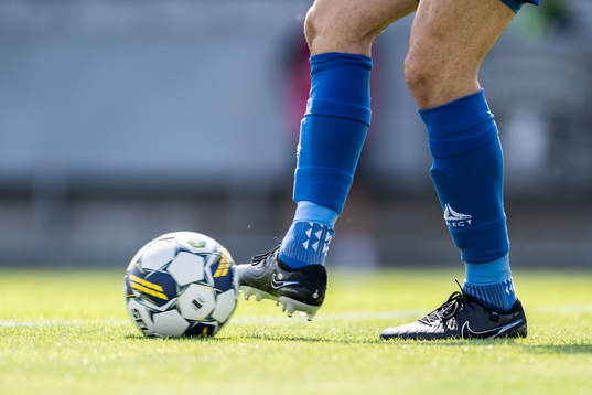 En spelare passar bollen