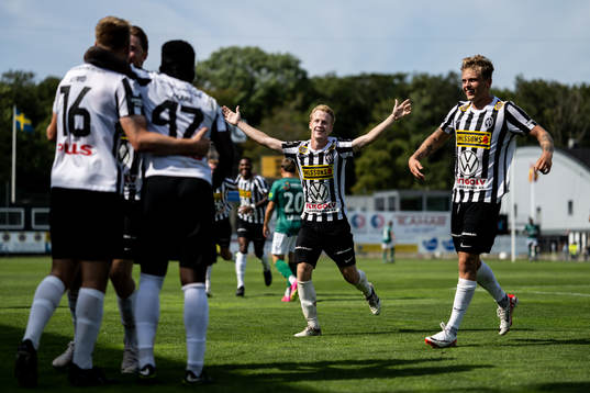 Landskronas David Edvardsson jublar efter 3-0 målet