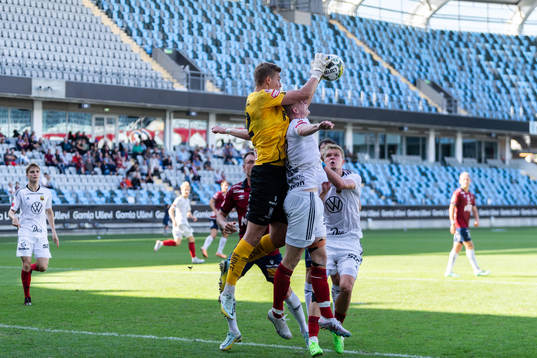 Örgrytes målvakt Mathias Nilsson och Östersunds Malcolm
