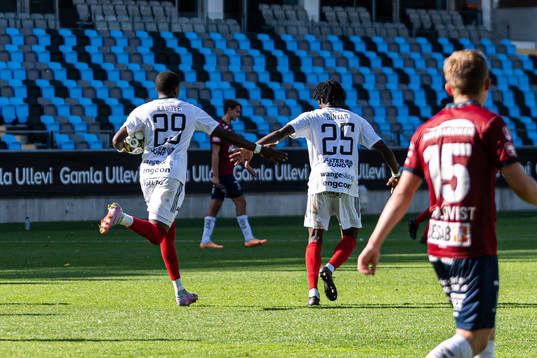 Östersunds Calvin Kabuye jublar med Mansour Sinyan
