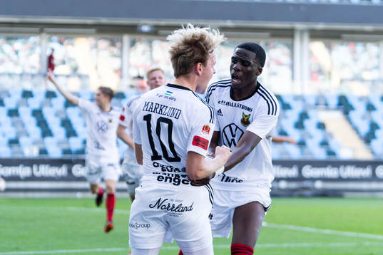 Östersunds Simon Marklund och Calvin Kabuye jublar