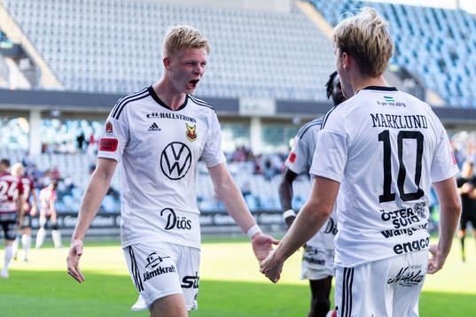 Östersunds Simon Marklund jublar med Malcolm Stolt efter 2-2