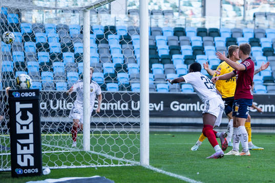 Östersunds målskytt Calvin Kabuye jublar