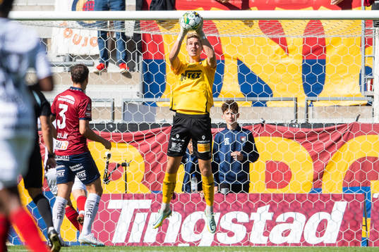 Örgrytes målvakt Mathias Nilsson räddar ett skott