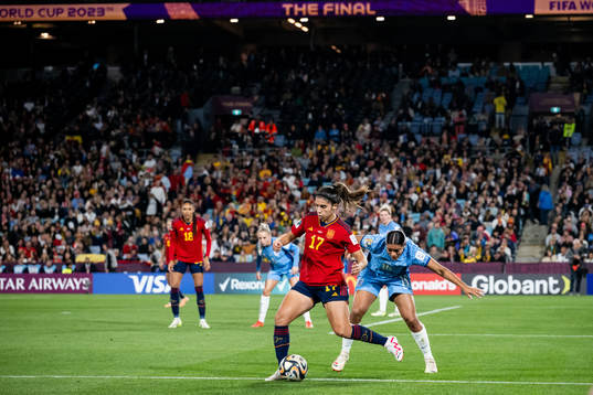 Alba Redondo of Spain and Jessica Carter of England