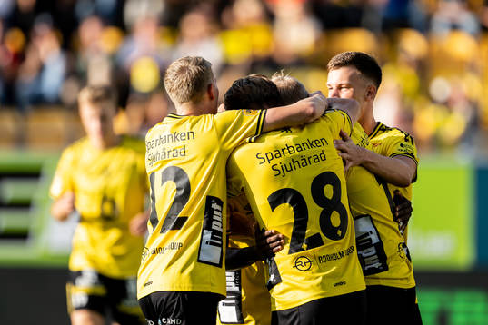Elfsborgs spelare jublar efter 1-0 målet genom Sveinn Guðjohnsen