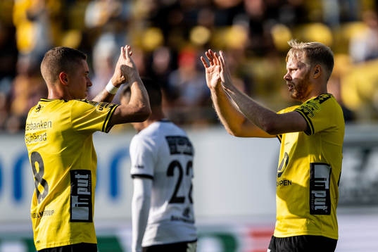 Elfsborgs Sebastian Holmen och Sveinn Guðjohnsen jublar