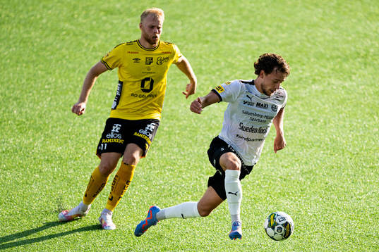 Elfsborgs Sveinn Guðjohnsen och Mjällbys Colin Rösler