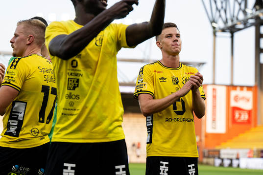 Elfsborgs Andri Fannar Baldursson tackar publiken