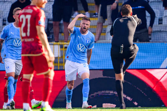 Malmö FFs Lasse Nielsen reagerar