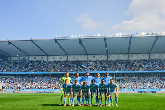  målvakt Johan Dahlin, Derek Cornelius, Pontus Jansson, Lasse Nielsen, Isaac Kiese Thelin, Sebastian Jörgensen , Lasse Berg Johnsen, Sebastian Nanasi, Taha Ali, Sergio Pena och Gabriel Busanello inför fotbollsmatchen i Allsvenskan mellan Malmö FF och Djurgården den 20 augusti 2023 i Malmö. 