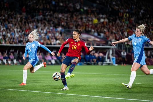 Salma Paralluelo of Spain against Alex Greenwood and Millie