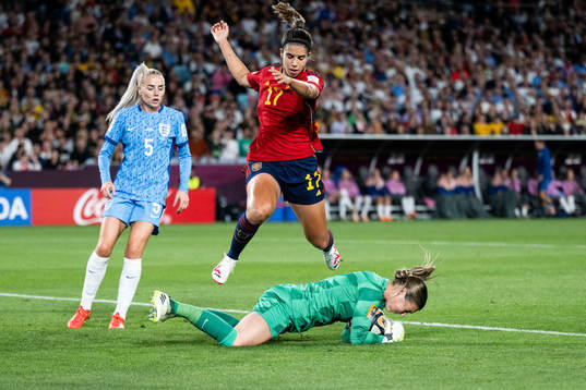 Alba Redondo of Spain and goalkeeper Mary Earps of England