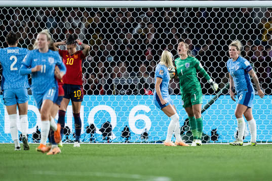 Goalkeeper Mary Earps of England celebrates against