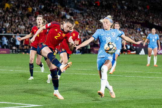 Ona Batlle of Spain and Chloe Kelly of England