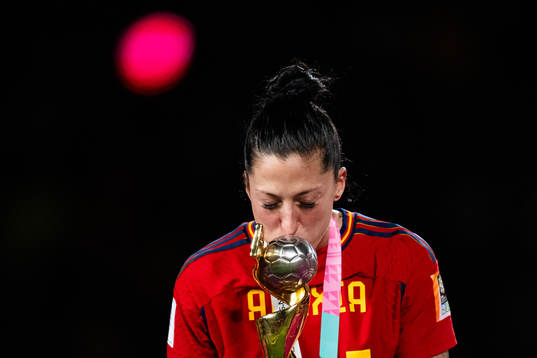 Jennifer Hermoso of Spain celebrates and kiss the trophy at