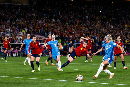 Ivana Andres and Ona Batlle of Spain defend against Beth England and Chloe Kelly of England