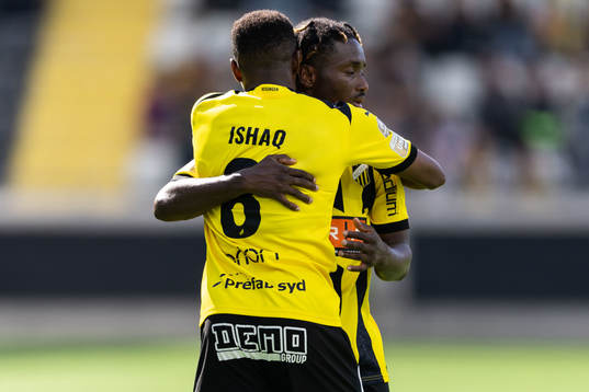 Häckens Ibrahim Sadiq jublar med Abdulrazaq Ishaq efter 1-1