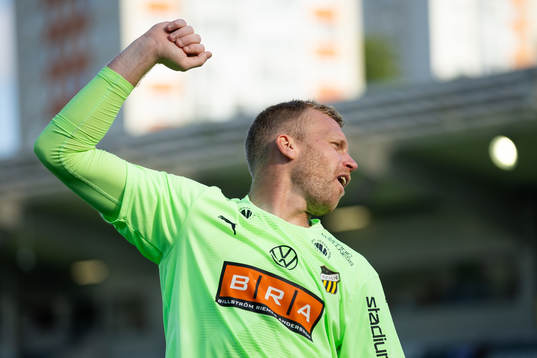 Häckens målvakt Peter Abrahamsson jublar